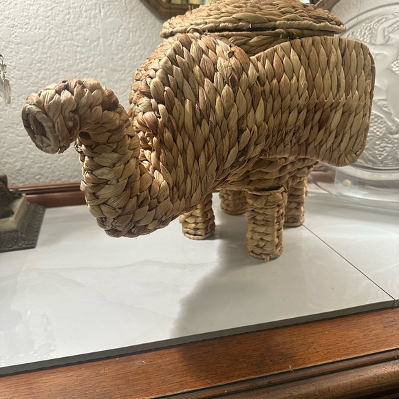 Elephant Basket Rattan Wicker Water Hyacinth 12"x 18" Planter Storage w lid - Picture 3 of 7